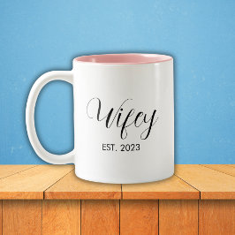 Wifey Elegant Black Script White Women Zweifarbige Tasse