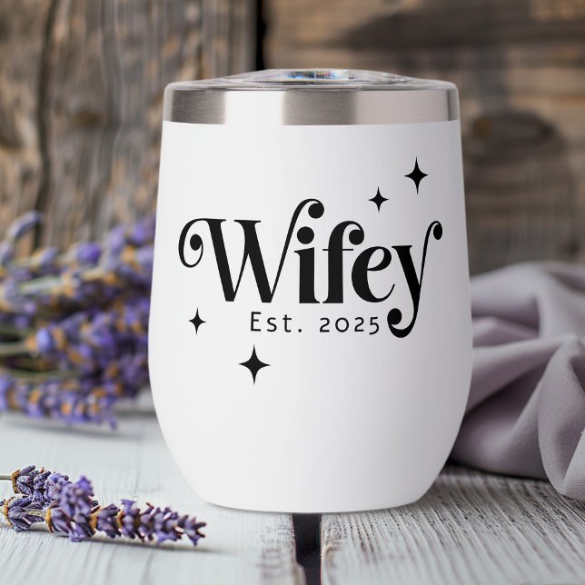 Wifey Est Jahr jedes farbenfrohe Retro-Schriftart (Wifey Est year any color elegant retro font Thermal Wine Tumbler)