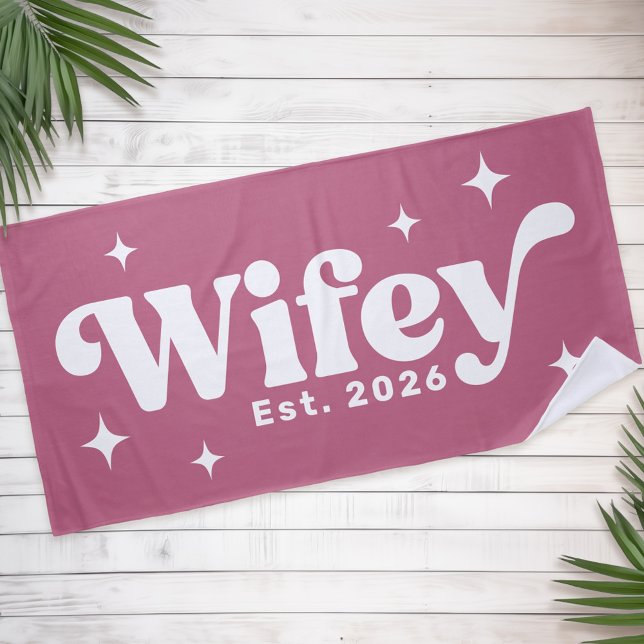 Wifey Est Jahr oder Name Retro-Schriftart in belie Strandtuch (Wifey Est year or name retro font any color Beach Towel)