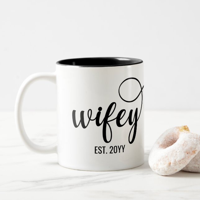 Wifey Est | Personalisierte Geschenke für Ehefrau  Zweifarbige Tasse (Mit Donut)
