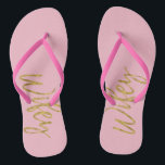 Wifey Flip Flops mit Gold Foil und Pink<br><div class="desc">Wifey Flip Flops mit Gold Foil und Pink Typografie. Die Flip Flops sind perfekt für einen Flitterwochenurlaub mit dem Hubby.</div>