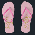 Wifey Flip Flops mit Gold Foil und Pink<br><div class="desc">Wifey Flip Flops mit Gold Foil und Pink Typografie. Die Flip Flops sind perfekt für einen Flitterwochenurlaub mit dem Hubby.</div>
