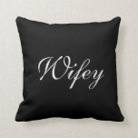 Wifey Frau Pillow Kissen<br><div class="desc">Dieses schwarze Kissen wird mit extravagantem weißem Skript,  das "Wifey" auf der Front sagt,  und "Frau" auf dem hinteren verziert und macht es perfekt für die Schatztabelle,  Sofa oder Bett von den Jungvermählten. Verzeichnen Sie unten in einer Liste,  um den koordinierenHubby/den Herrn Kissen zu sehen.</div>