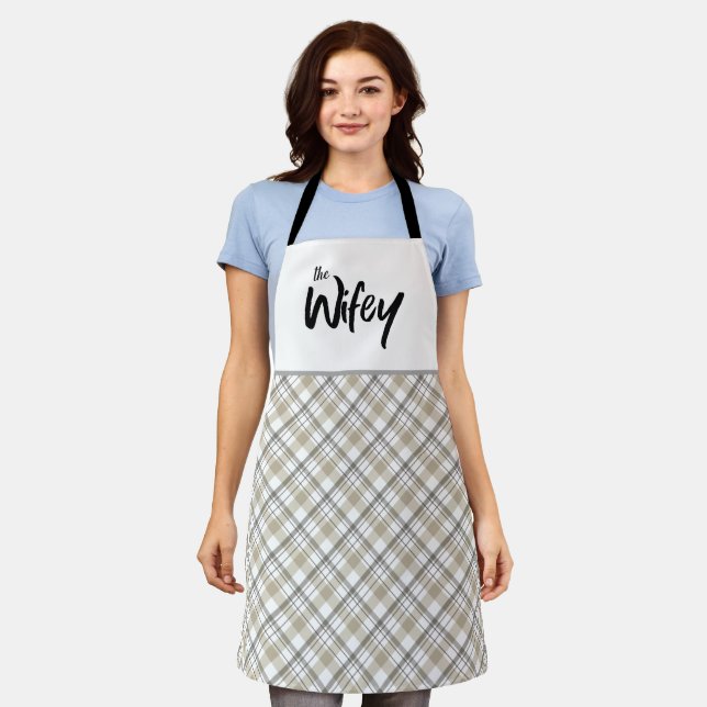 Wifey Funny Bride Typografie Neutral Kariert Schürze (Getragen)