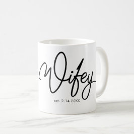 Wifey im extravaganten Schriftart mit Datum Kaffeetasse