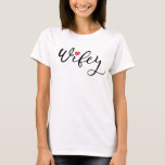 Wifey in Kalligrafie Script Honeymoon Couple T-Shirt<br><div class="desc">Ein paar T-Shirts mit den Worten "Hubby" und "Wifey" in einem schönen Kalligraphieskript, das mit einem roten Herz Akzent gesetzt ist. Etwas niedlich zu tragen für die Flitterwochen!</div>