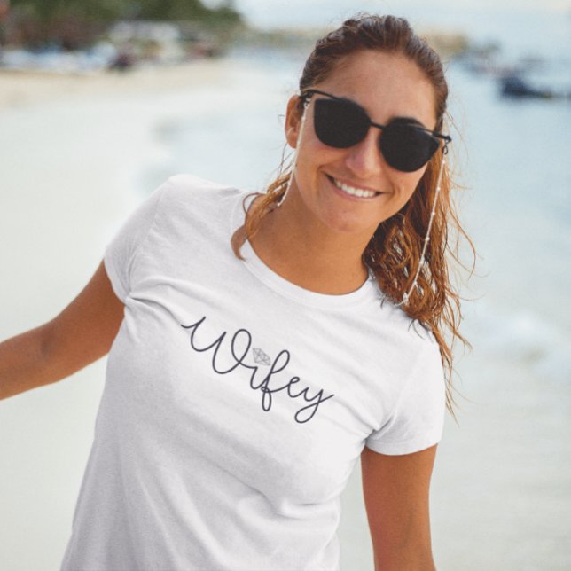 Wifey Modern Black Script Diamond T-Shirt (Von Creator hochgeladen)