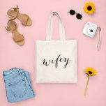 Wifey Modern Black Script Frauen Tragetasche<br><div class="desc">Niedliche und einfache "Wifey" Tasche in einem modernen schwarzen Skript. Macht ein großartiges Hochzeitsgeschenk für die Zukunft Frau!</div>