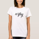 Wifey Modern Black Script White Frauen T-Shirt<br><div class="desc">Wifey Modern Black Script White Womens T - Shirt Niedliches und einfaches "wifey" Shirt in einem modernen schwarzen Skript. Macht ein großartiges Brautparty,  Junggeselinnen-Abschied oder Hochzeitsgeschenk für die Zukunft Frau!</div>