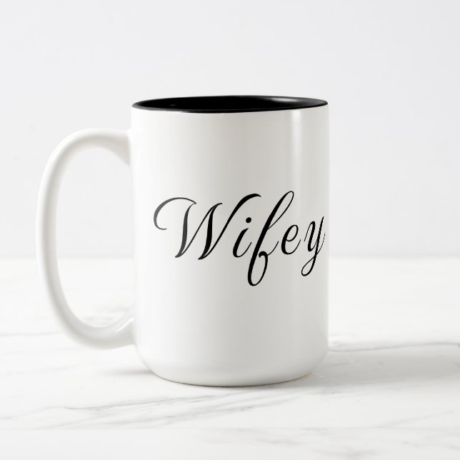 Wifey Modern Black Script White Frauen Zweifarbige Tasse (Links)