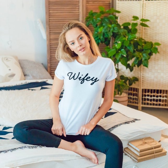 Wifey Modern Black Script White , Geschenk für Ehe T-Shirt (Von Creator hochgeladen)