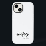 Wifey Modern Minimalistisch Script Personalisiert  Case-Mate iPhone 14 Hülle<br><div class="desc">Mit diesem personalisierten iPhone Gehäuse kreieren Sie ein individuelles Geschenk für die frisch verheiratete Braut.</div>