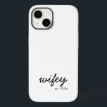 Wifey Modern Minimalistisch Script Personalisiert  Case-Mate iPhone 14 Hülle<br><div class="desc">Mit diesem personalisierten iPhone Gehäuse kreieren Sie ein individuelles Geschenk für die frisch verheiratete Braut.</div>