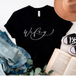 Wifey Niedlich Script Newlywed Shirt<br><div class="desc">Jeden Tag fügen wir neue Designs hinzu!</div>