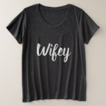 Wifey plus Größen-T - Shirt<br><div class="desc">Nettes graues Shirt mit dem Text "Wifey". Superbequemes und Mähdrescher groß mit Jeans oder Leggings.
Groß für die Hochzeitsvorbereitungen,  Flitterwochen oder als Überraschung für Ihre Ehefrau oder Ehemann.</div>