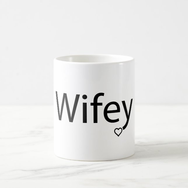 Wifey - Schwarz/Weiß 11 oz Morphing Tasse (Mittel)