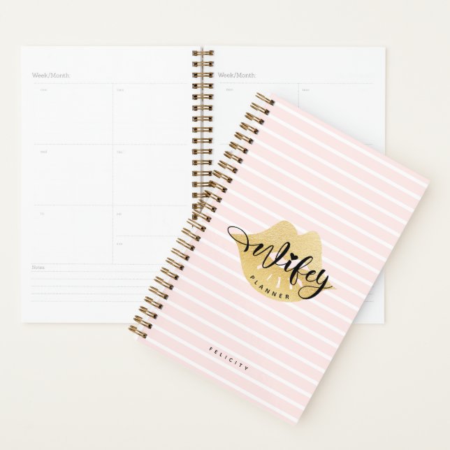 Wifey | Stilvolle goldene Lippen und rosafarbener  Planer (Anzeige)