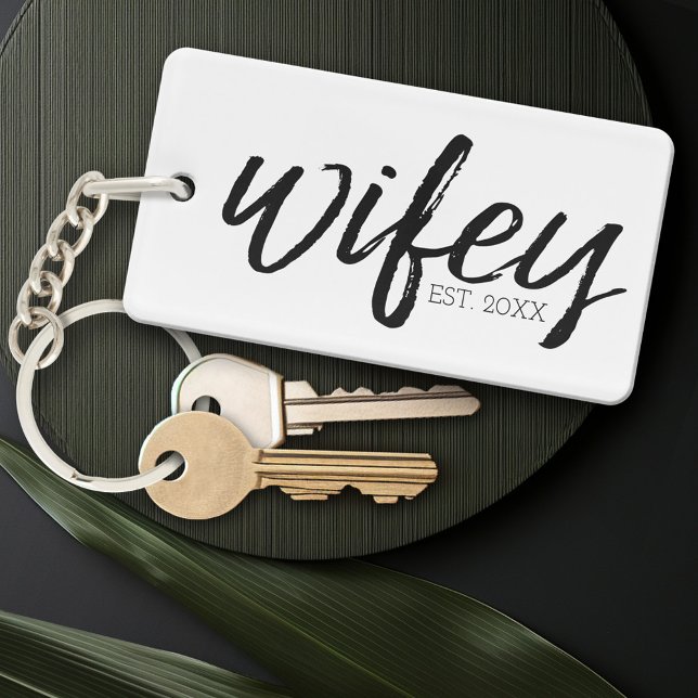 Wifey - Whimsical Black Calligraphy pour la mariée (Personalized Keychain - add a date)
