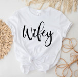 Wifey White Modern Black Script Womens T - Shirt<br><div class="desc">Niedlicher und trendiger T - Shirt "Wifey"! Perfektes Hochzeitsgeschenk,  Duschgeschenk,  Geburtstag oder Junggeselinnen-Abschied Geschenk!</div>