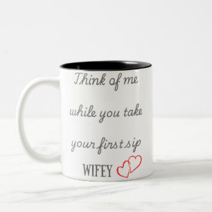 "Wifey's Morning Erinnerung Tasse" Zweifarbige Tasse