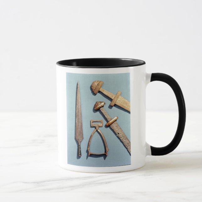 Wikinger-Schwerter, -steigbügel und -speerspitze Tasse (Rechts)