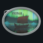 Wikingschiff und Nordlichter Ovale Gürtelschnalle<br><div class="desc">Ein leicht stilisiertes Bild eines Viking-Langschiffs,  das nachts unter den Nordlichter segelt,  gibt es einige Eisberge; die meiste Crew schläft. Text liest "VIKINGAR" (Wikings) wird ebenfalls angezeigt.</div>