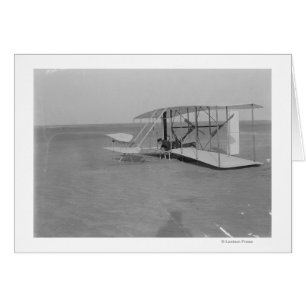 Wilbur Wright in beschädigtem Flugzeug nach