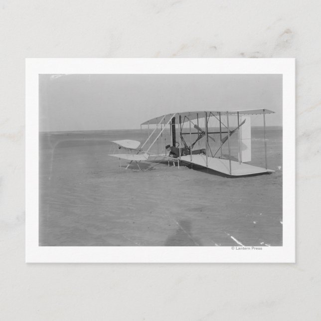 Wilbur Wright in beschädigtem Flugzeug nach Postkarte (Vorderseite)