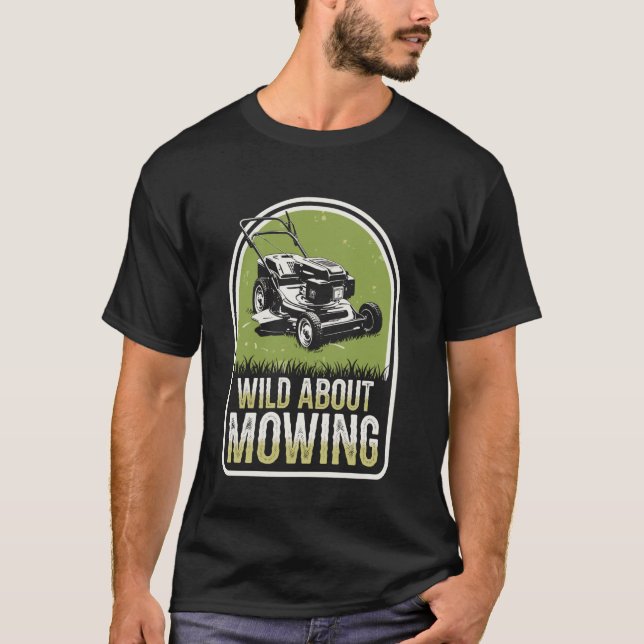 Wild About Mowing Funny Lawn Mowing Lawn Mower T-Shirt (Vorderseite)