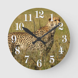 Wild African Cheetah in Savannah Grasses Runde Wanduhr