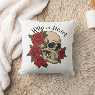 Wild at Heart Gothic-Schädel mit roten Rosen Kissen