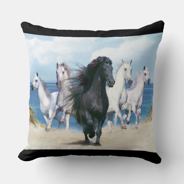 Wild Black Beauty Kissen (Vorderseite)