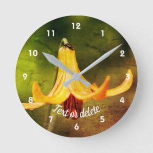 Wild Canada Lily With Insect Abstract Personalized Runde Wanduhr