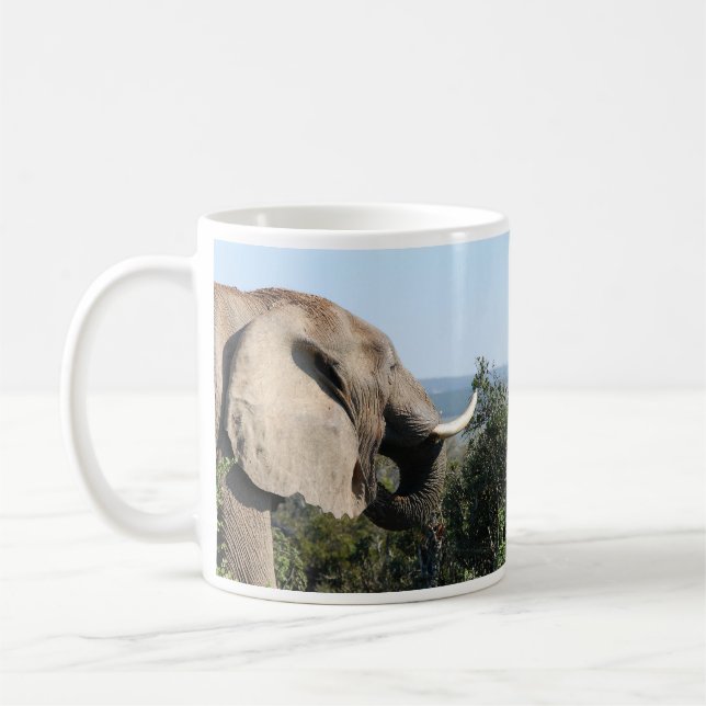 Wild Elephant Eating, Südafrika Kaffeetasse (Links)