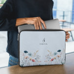 Wild Floral Laptopschutzhülle<br><div class="desc">Der Wild-Floral-Laptop-Sieb auf einem staubigen blauen Hintergrund bietet eine schöne Mischung aus natürlichem und rustikalem Charme. Dieses mit Wildblumen in subtilen, erdigen Farbtönen gestaltete Laptop Sleeve fügt Ihrem Alltag oder Ihrer Privatsphäre eine einzigartige und stilvolle Ästhetik hinzu. Das Blumendesign ist komplex, aber dennoch schlicht und bietet ein elegantes Design, das...</div>