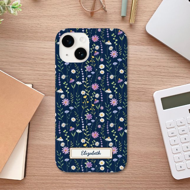 Wild Flowers Pattern Blue navy Background Case-Mate iPhone 14 Hülle (Von Creator hochgeladen)