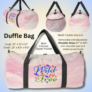 Wild & frei, blau grün mit roten Herzen, auf rosa Duffle Bag