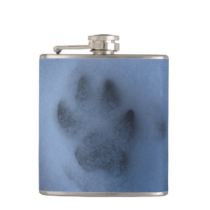 Wild grauer Wolf Paw Print im Winterschnee Flachmann