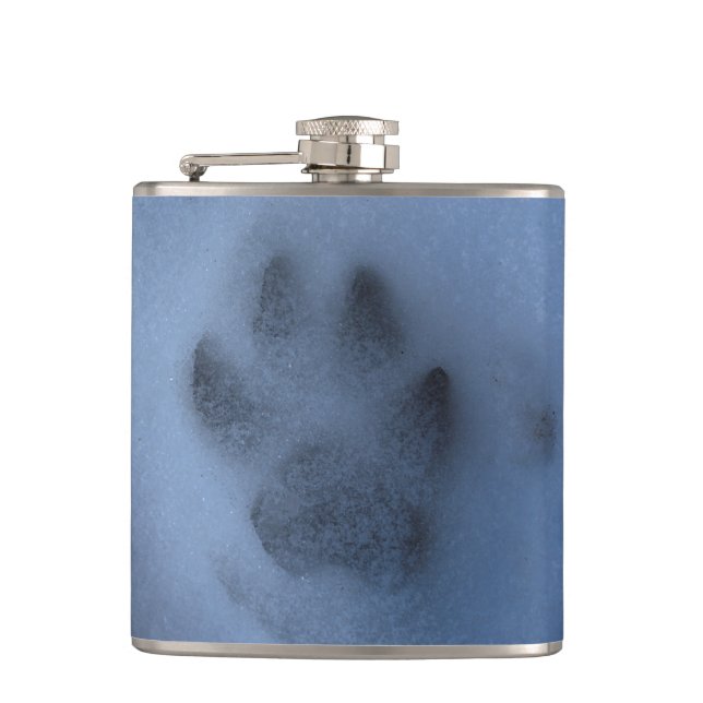 Wild grauer Wolf Paw Print im Winterschnee Flachmann (Vorderseite)