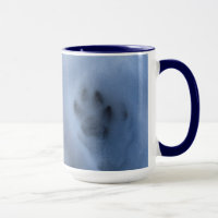 Wild grauer Wolf Paw Print im Winterschnee