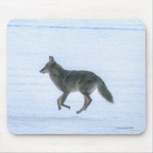 Wild Jackal Coyote Crossing Frozen Lake im Winter Mousepad
