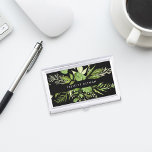 Wild Meadow | Grün/Schwarz Personalisiert Visitenkarten Etui<br><div class="desc">Der elegante botanische Visitenkartenhalter weist Ihren Namen und/oder Firmennamen auf,  der durch eine Grenze von üppigen Aquarellfarben-Blätter in Farntönen und Waldgrün auf einem schwarzen Hintergrund gerahmt ist. Auch passende Visitenkarten und Accessoires sind erhältlich.</div>