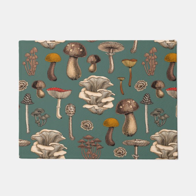 Wild Mushrooms on pine green Fußmatte (Vorderseite)