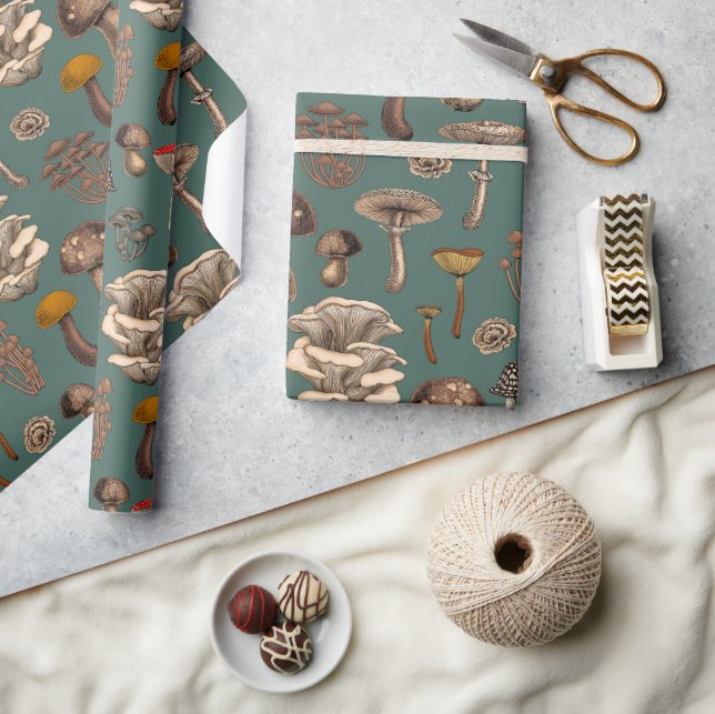 Wild Mushrooms on pine green Geschenkpapier (Basteln)