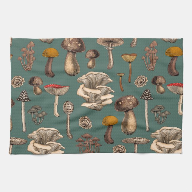 Wild Mushrooms on pine green Geschirrtuch (Horizontal)