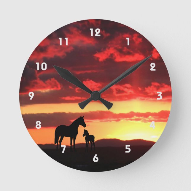Wild Mustang Mare and Foal Silhouette With Sunset Runde Wanduhr (Vorderseite)