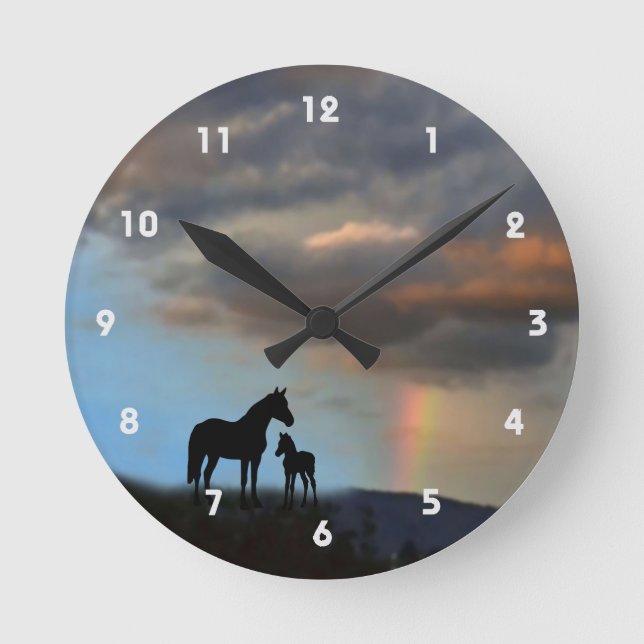 Wild Mustang Mare und Foal-Silhouette mit Regenbog Runde Wanduhr (Vorderseite)