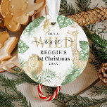 Wild One Jungle Greenery & Gold 1. Weihnachten Ornament<br><div class="desc">Elegante neutrale Safari "Wild One" mit dem Thema "Mein erster Weihnachtsgeschmack". Das Design umfasst eine üppige tropische Vegetation in Aquarelltönen,  Imitate Golddschungeltiere (Löwen,  Giraffen und Affen) und Goldkonfetti. Der Text lautet "Er ist ein Wilder",  Name und Jahr. Matching Artikel sind in unserer Wild Jungle Collection erhältlich.</div>