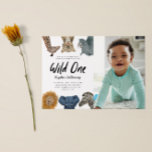 Wild One Safari Thema Erstes Geburtstagsparty Foto Einladung<br><div class="desc">Niedliche und lustige Kindergeburtstagsfeier,  in der Safaritiere wie Giraffen,  Schneeleopard,  Nashorn,  Löwen,  Elefanten und Zeebra gezeigt werden. Im Text steht "Wild One". Ideal für ein Party zum 1. Geburtstag eines Jungen. Fügen Sie auch das Foto Ihres Kindes auf der Kartenvorderseite hinzu.</div>