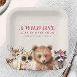 Wild One Woodland Animals Baby Shower Pappteller<br><div class="desc">Wild ein Rock'n'Roll / Musikfestival inspirierte das Thema "Woodland Babydusche" mit Bärenkuppe mit rosa Fell und rosa Blitzschlag über einem Auge,  Waschbär mit rosa Mohawk und Herz über einem Auge,  Fuchs mit blendender Sonnenbrille und Hirsche mit rosa Flecken.</div>